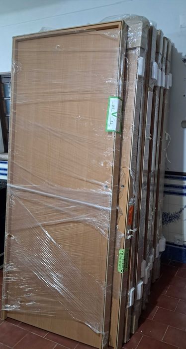 Lote de Portas Interiores Esq. e Dit. Novas e Puxadores em inox