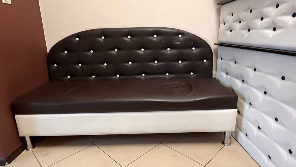 Диван вживаний з прихованою нішею