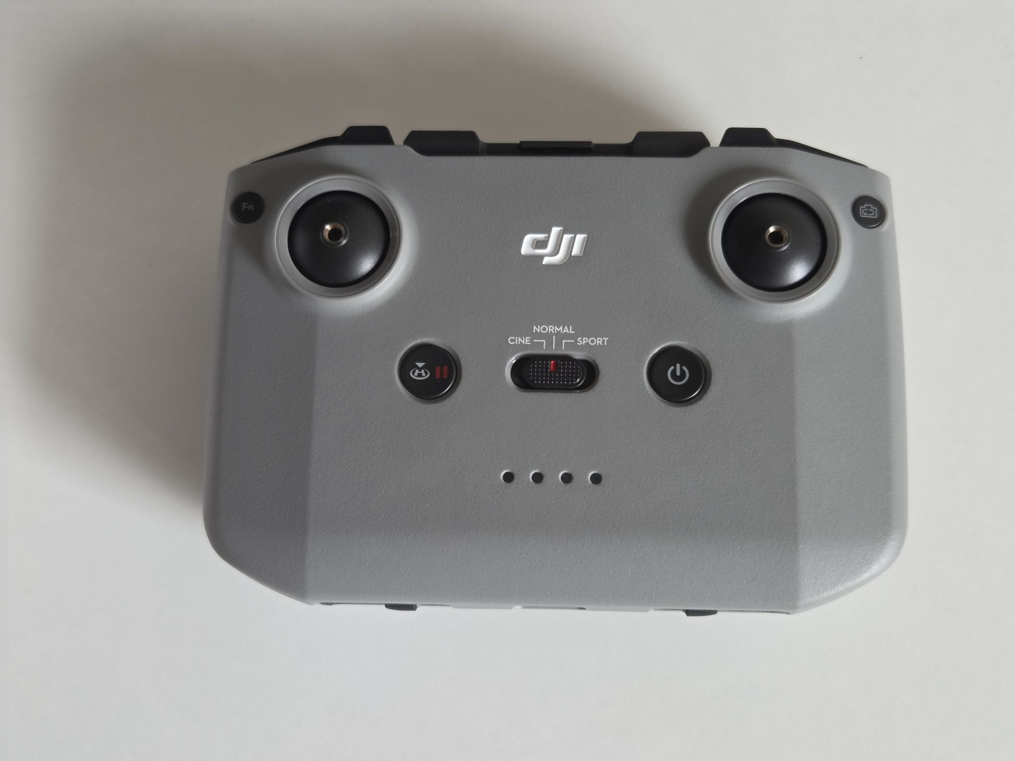 DJI Mini 3 z bogatym zestawem akcesoriów – stan idealny!