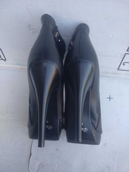 Ботільйони стріпи на платформі Danfia на хутрі, р.40 Нові