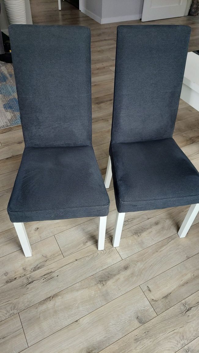 Stół biały rozkładany z czterema krzesłami