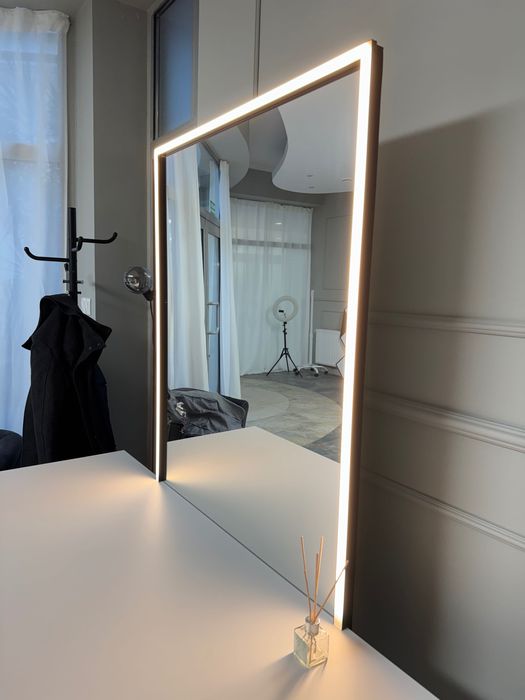 Sprzedam 2 stoliki do makijażu z podświetleniem – razem lub osobno!