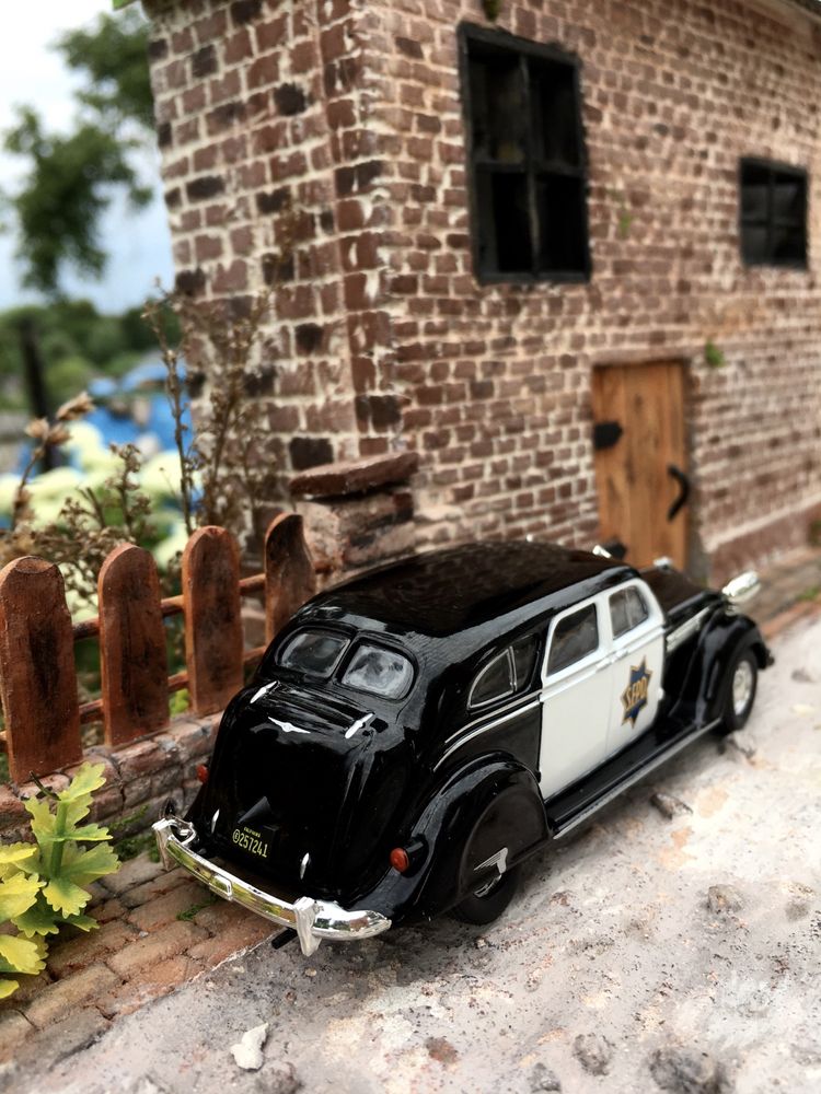 Czasopismo - CHRYSLER AIRFLOW-model,auta,wozy policyjne,kolekcja