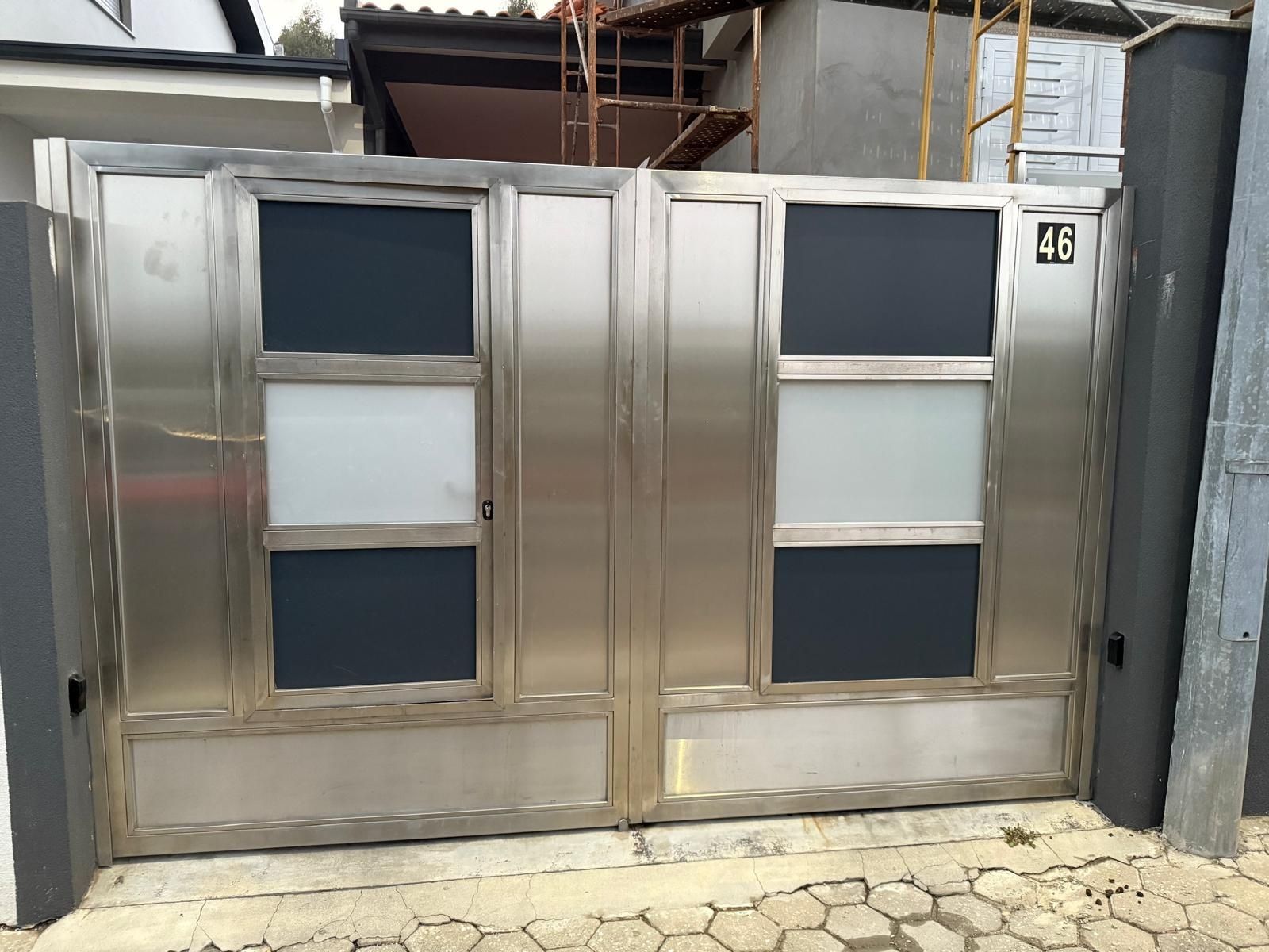 Portão Inox com porta de serviço