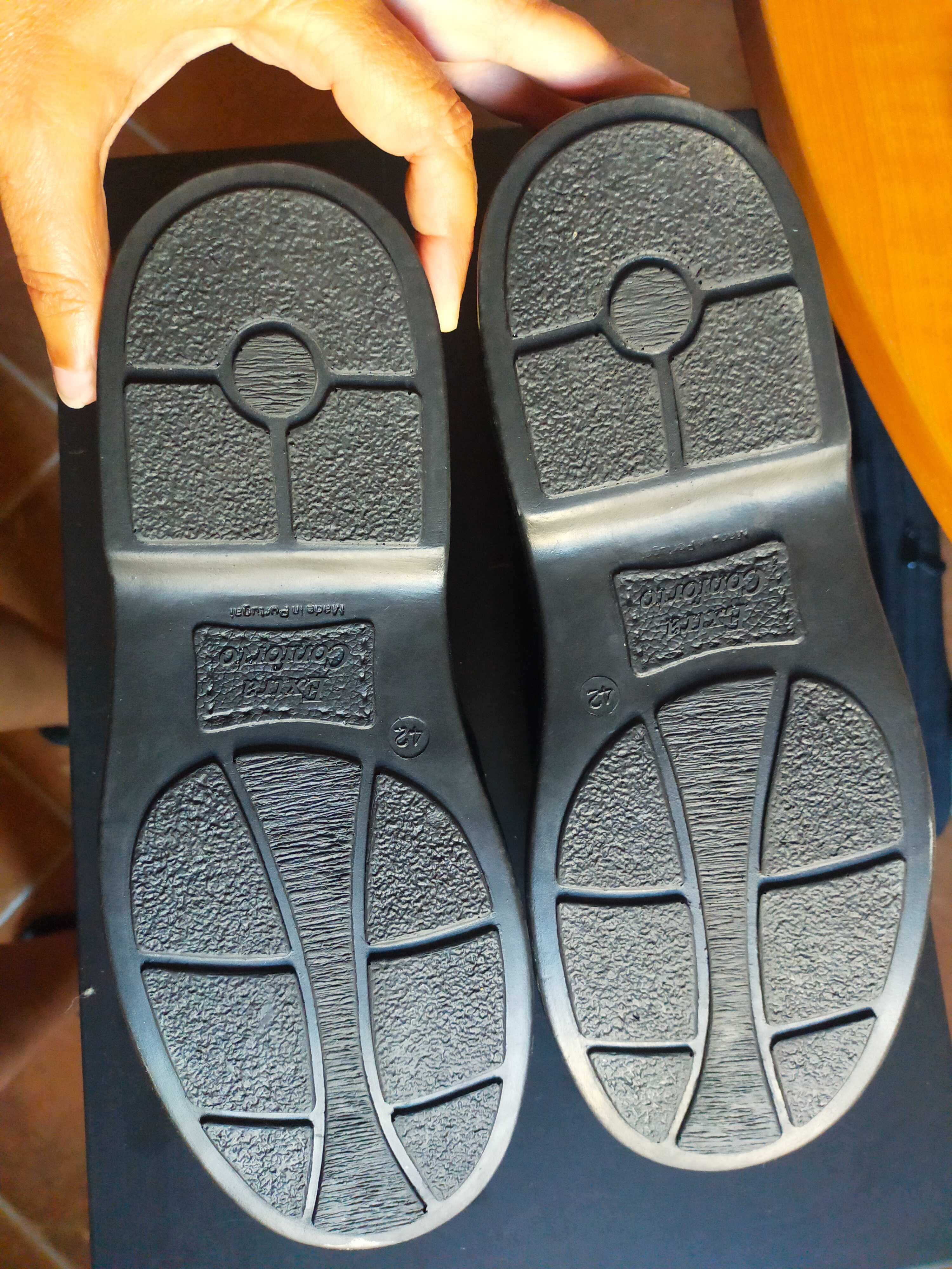 2 Pares de Sapatos Novos de Pele - Nº42 - Marca Seaside