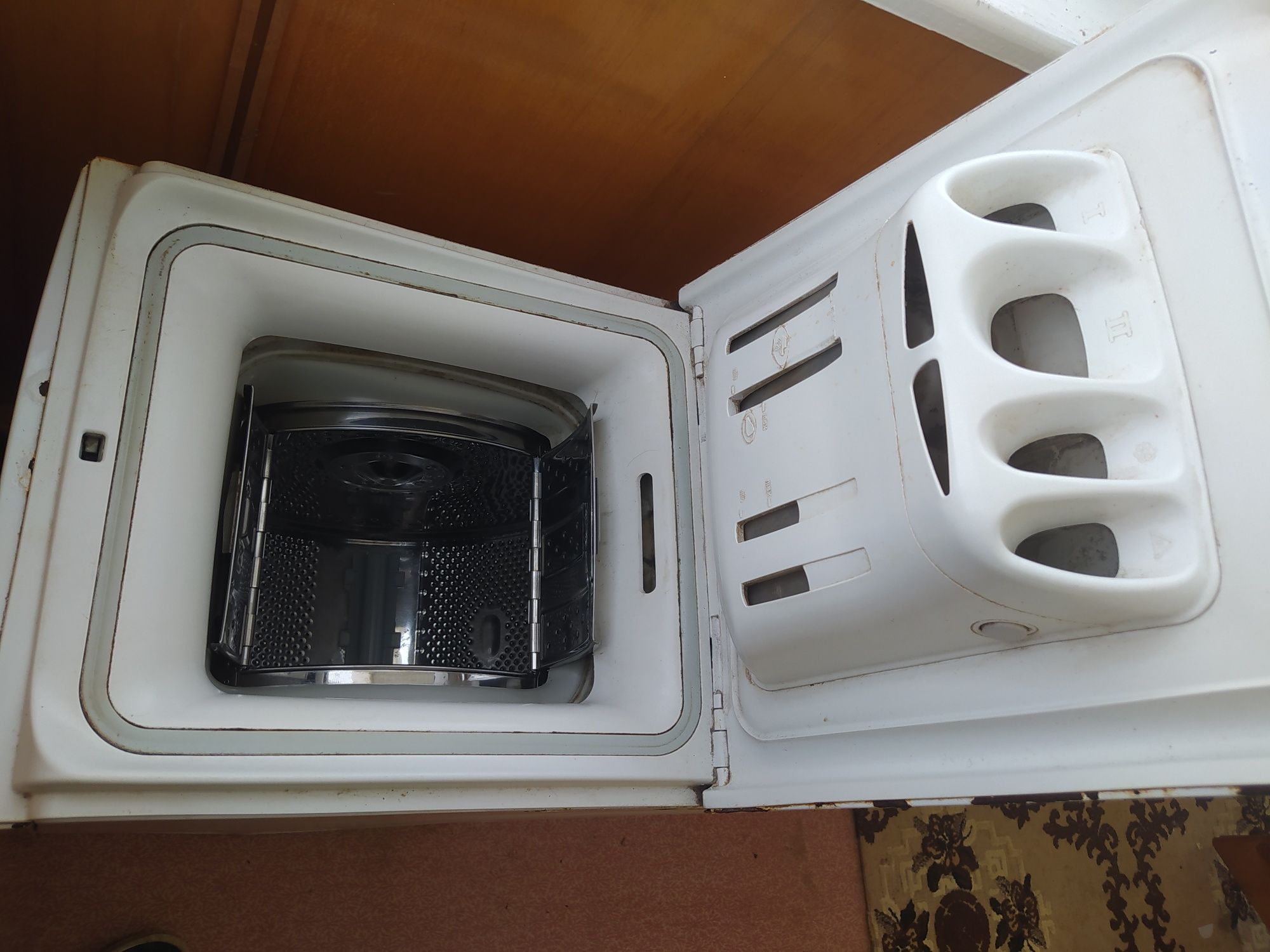 Продам пральну машинку Whirlpool AWT2285 під ремонт(на запчастини)