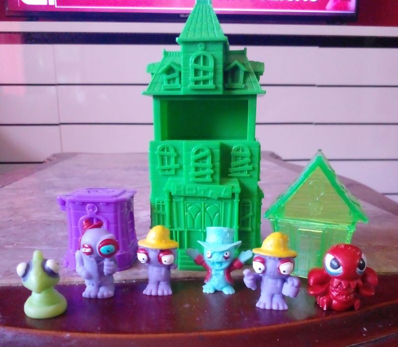 Zomlings diversos e Hotel