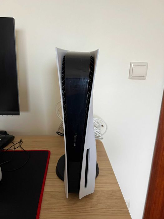 PlayStation 5 825GB (CFI-1216A), com leitor de discos.