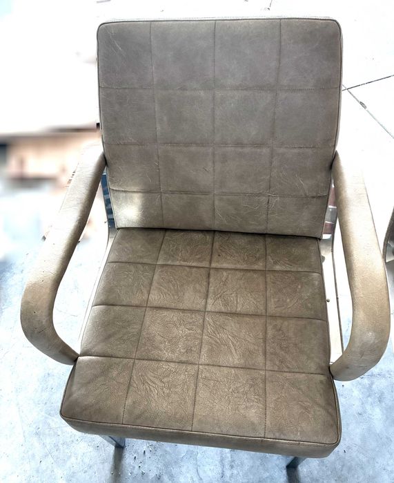 Cadeirões de pele em bege - Qtd. 2 Und.