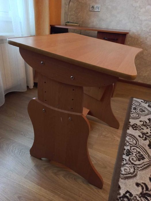 Парта -стол детская с регулировкой высоты и наклона.
