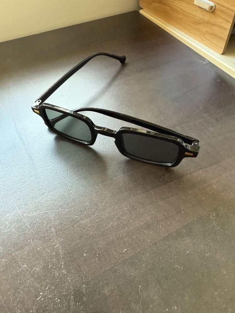 Oculos de sol retro pretos