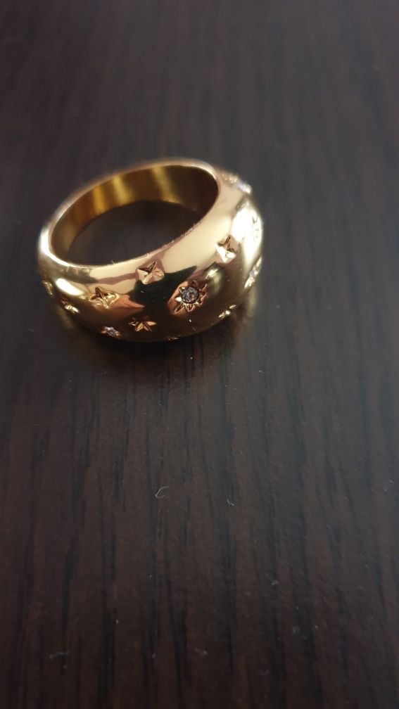 Piękny pierścionek w kolorze złotym