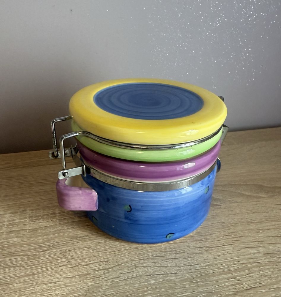 Ceramiczny pojemnik kuchenny z hermetycznym zamknięciem