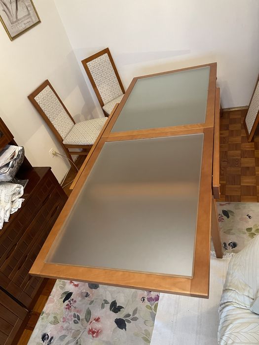 Mesa de jantar extensível em madeira e vidro fosco