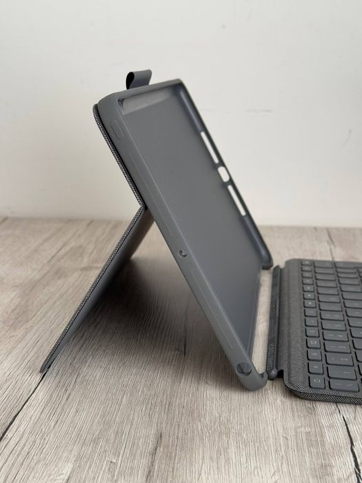 Чохол-клавіатура Logitech Combo Touch для iPad (7-го та 8-го поколінь)