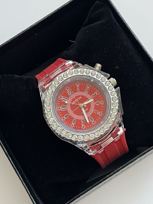Nowy piękny czerwony zegarek z srebrnymi diamencikami