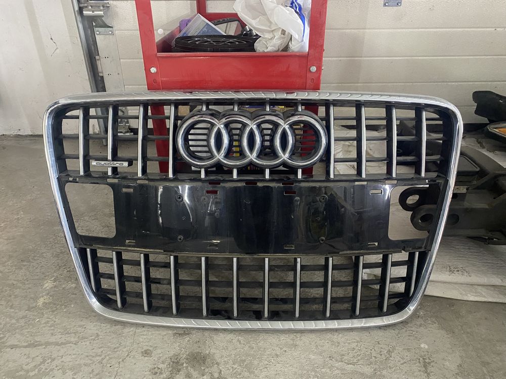 Решітка радіатора audi q7 4l в зборі з значком 4L0853651H