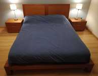 TREKU Cama + estrado + 2 mesas cabeceira