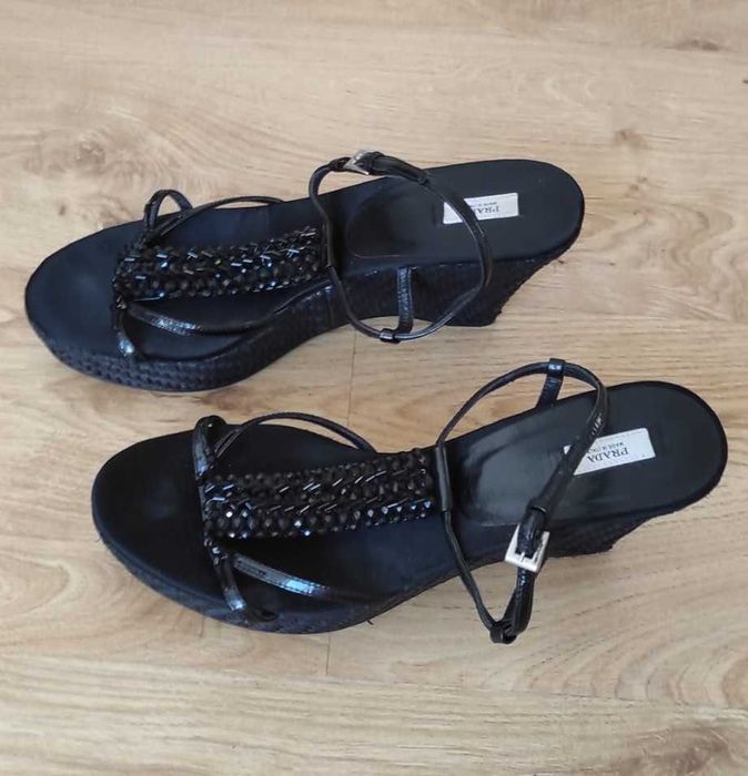 czarne buty Prada na koturnie