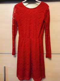 Czerwona sukienka z koronką