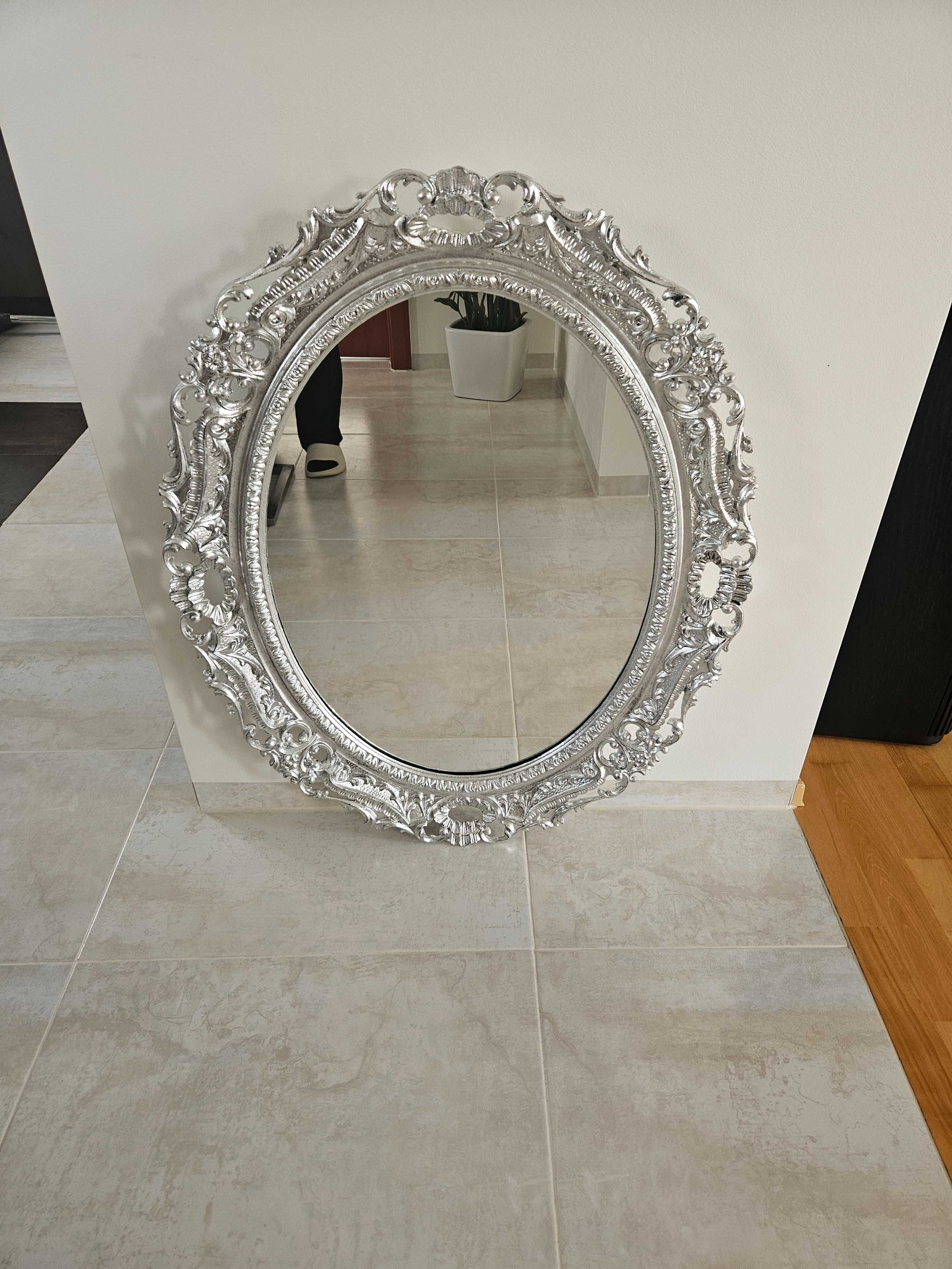 Lusto owalne w srebrnej ramie. 90×70