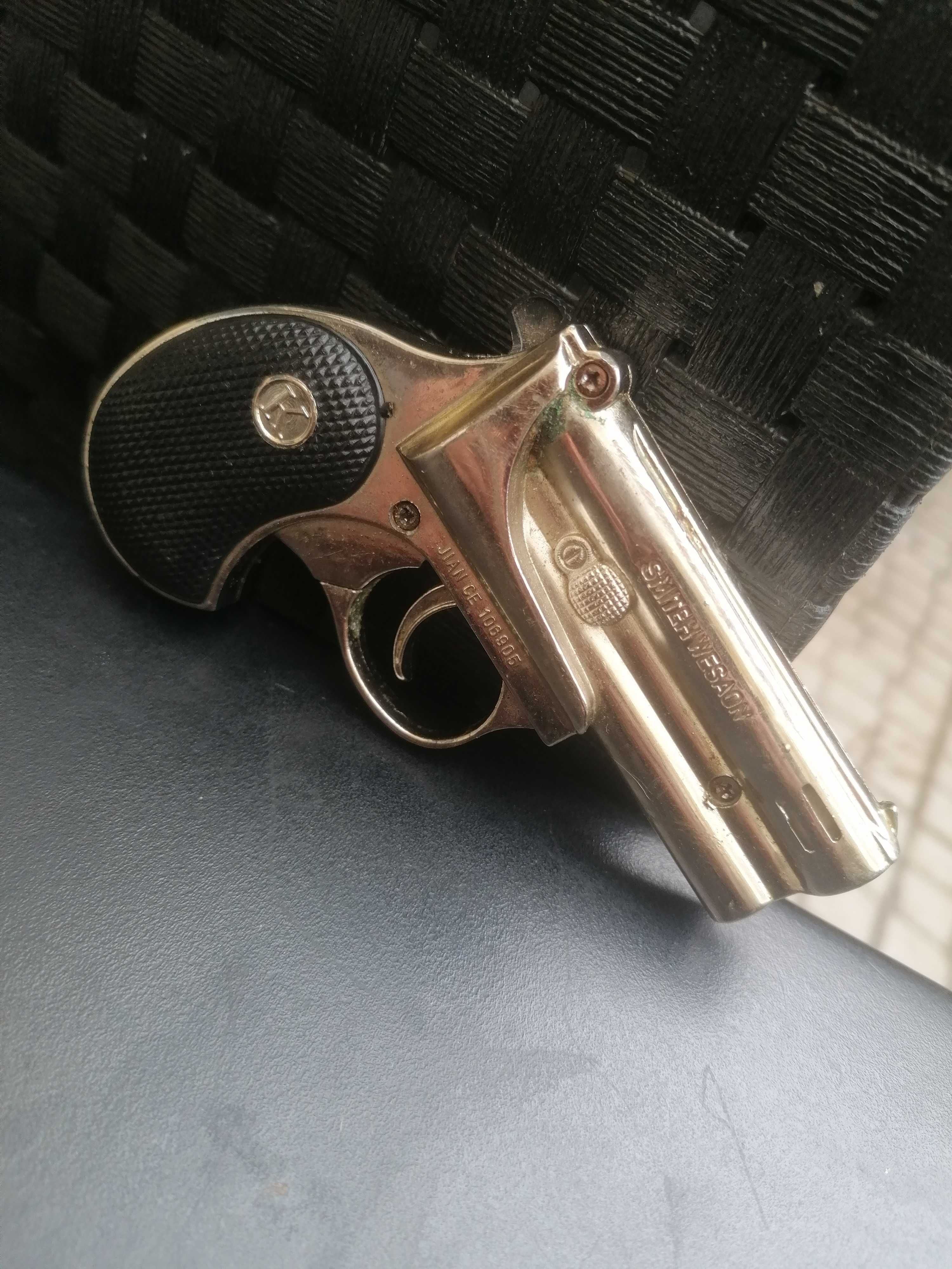 Pistola Revolver de isqueiro super realista, tudo funcional, impecável