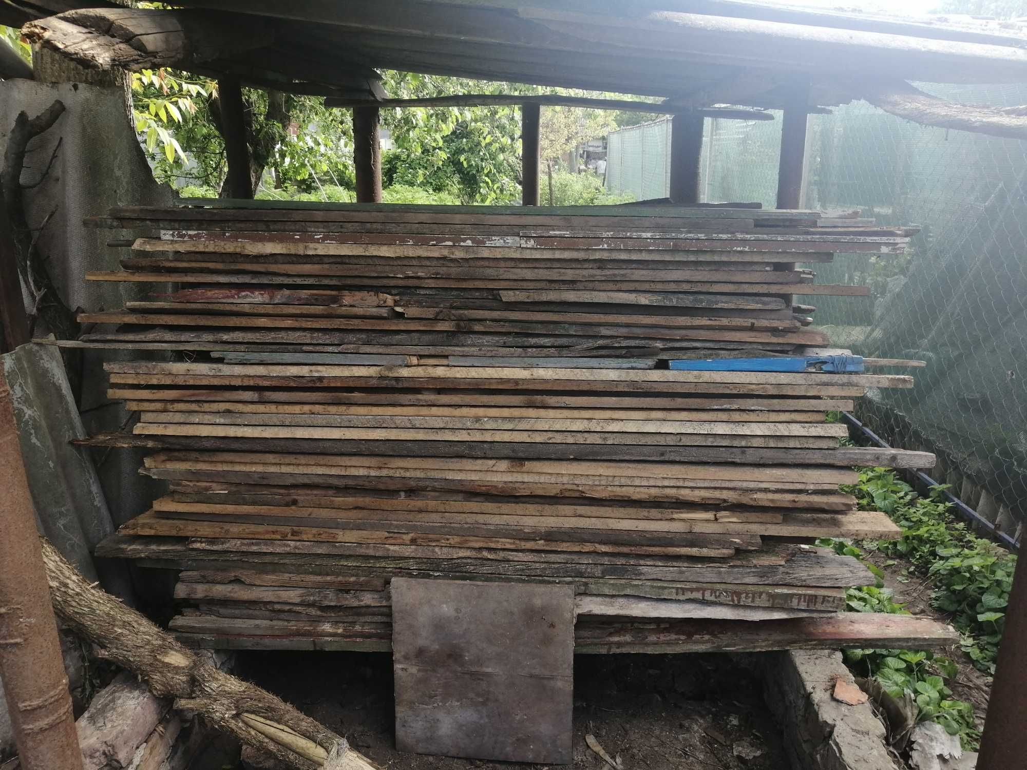 Дрова доски старая мебель и деревья под срез