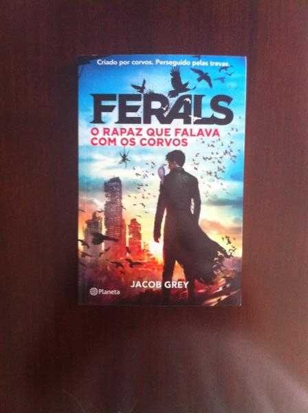 2 livros série Ferals (portes grátis)