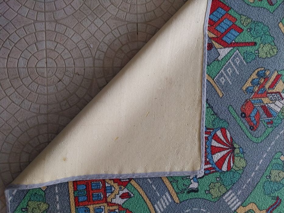 Tapete infantil com base impermeável