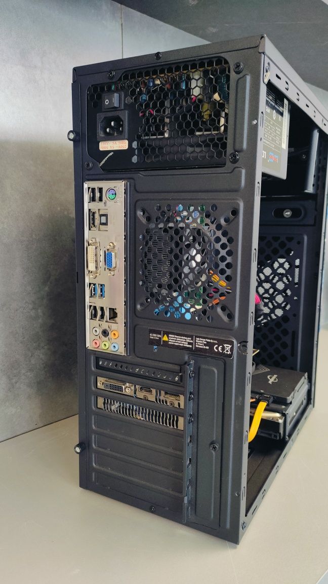 Komputer Gamingowy .AMD R9 3gbVram SSD 8Ram