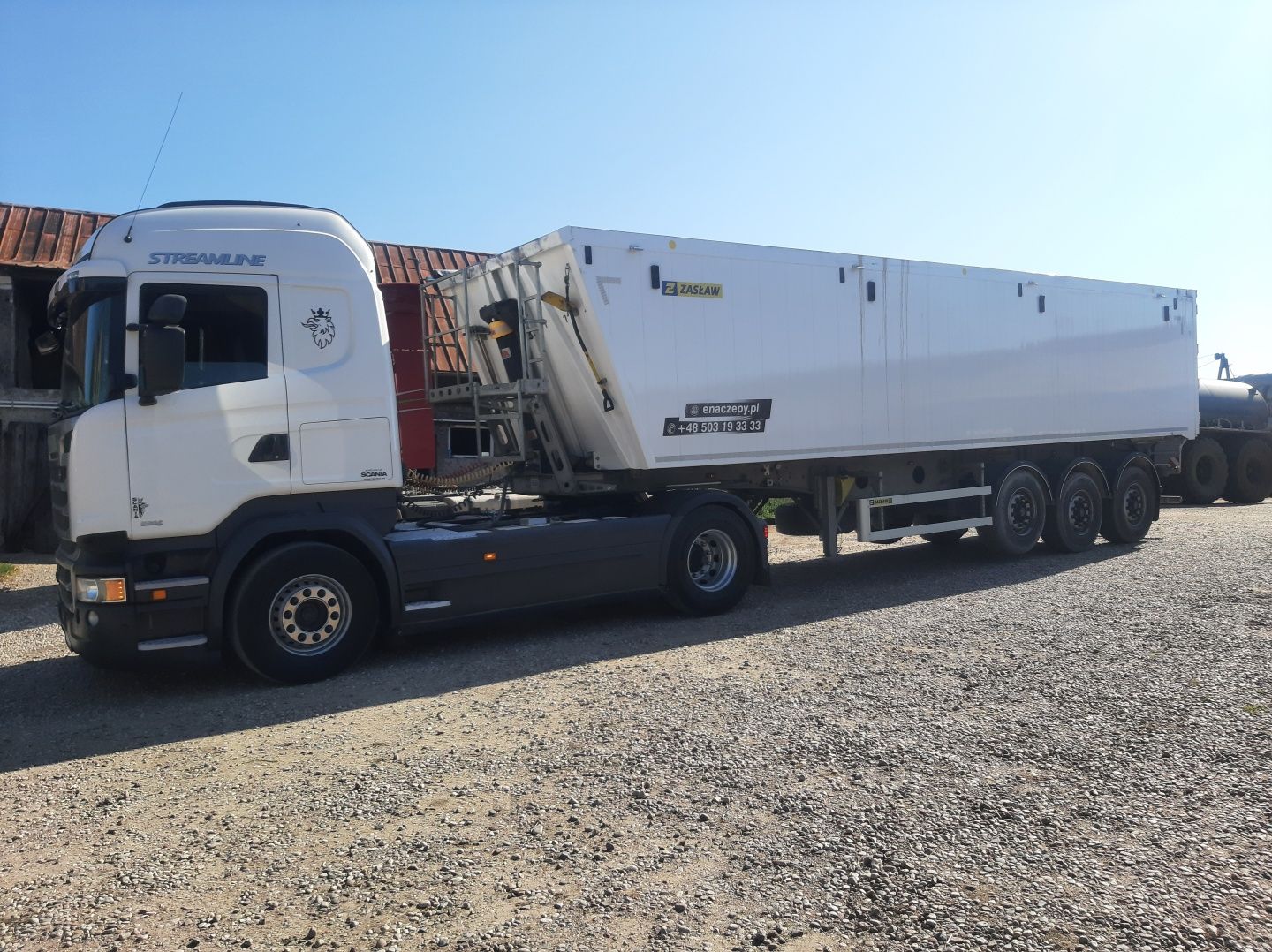 Transport materiałów sypkich wywrotka .Transport bel siano słoma  itp.