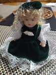 Boneca de porcelana em miniatura