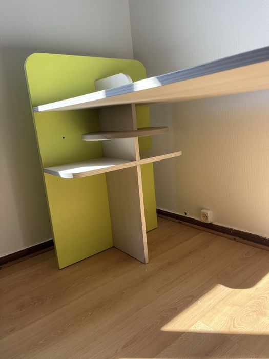 Secretária infantil com possibilidade de entrega