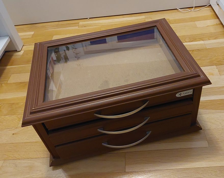 Skrzynka, kasetka z szufladami na przedmioty kolekcjonerskie