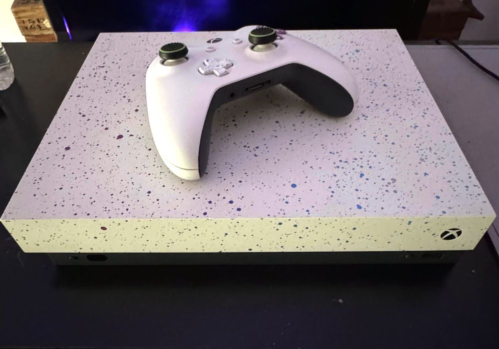 Xbox One X edição Hyperspace 1tb + 5 jogos