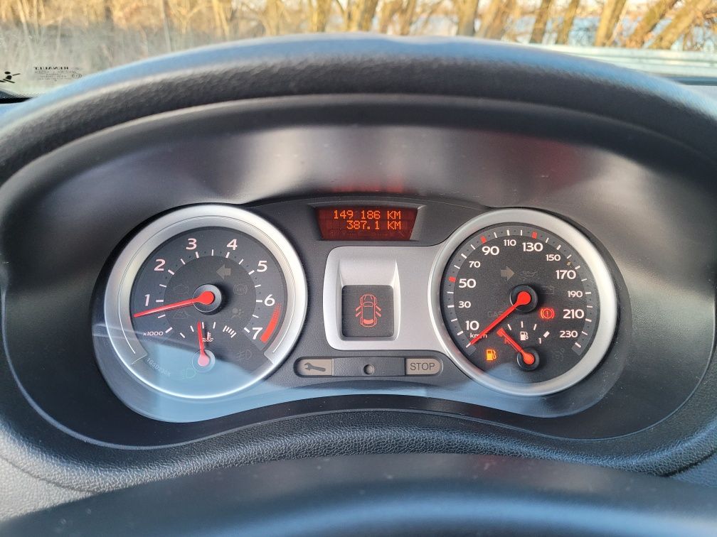 Renault clio 3 1.2 16v 8lat w jednych rękach