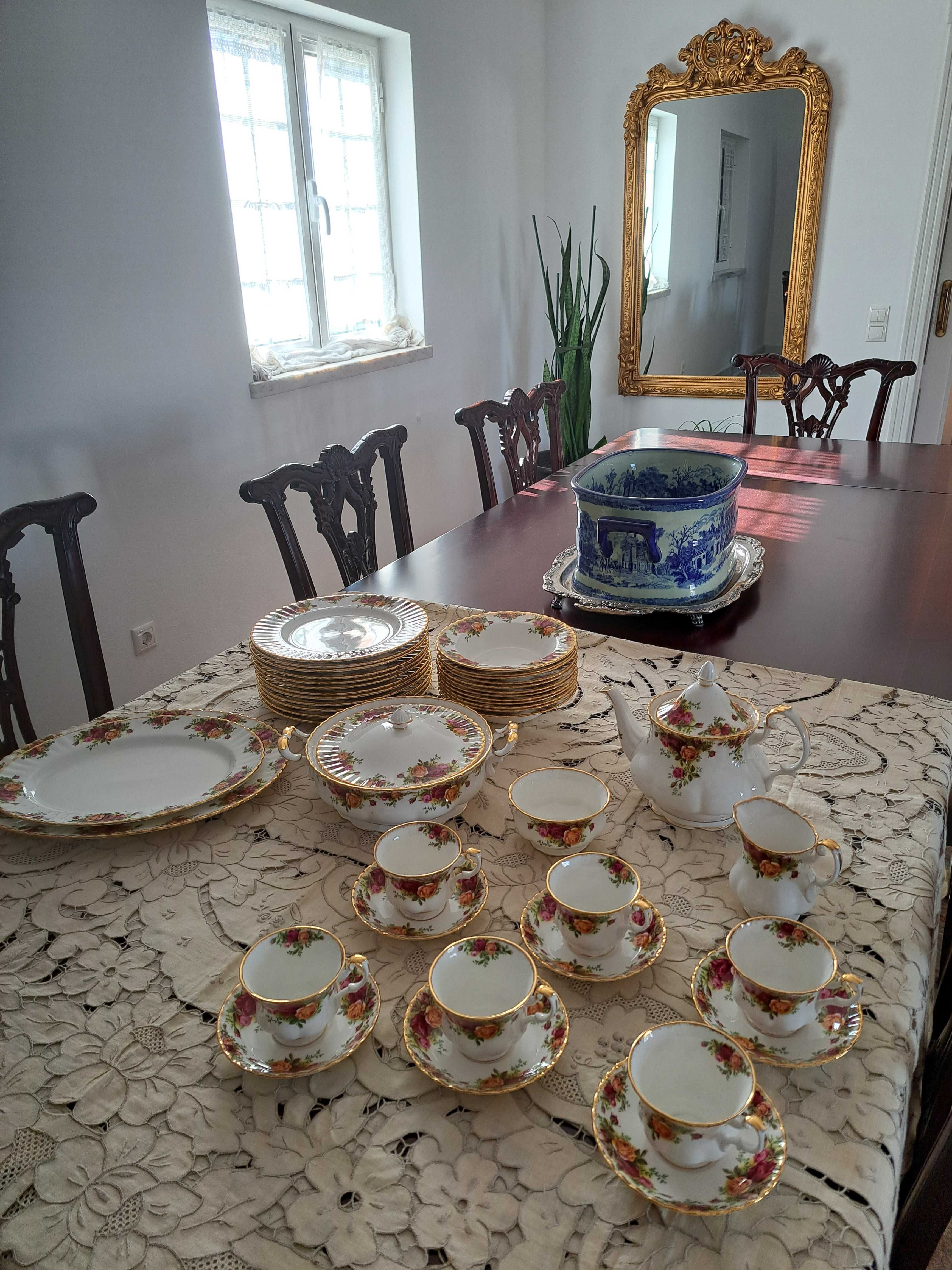 Conjunto de jantar e Chá em porcelana Inglesa  Old Country Roses