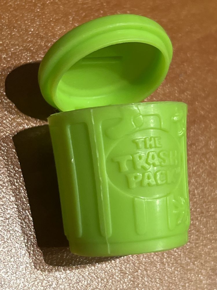 Іграшкові пластмассові сміттєві бачки від монстри Треш