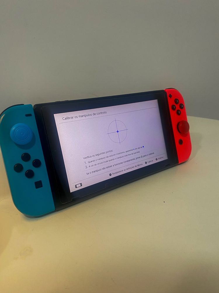 Aproveita leva 2 jogos !!! Nintendo Switch (como nova) + 2 comandos