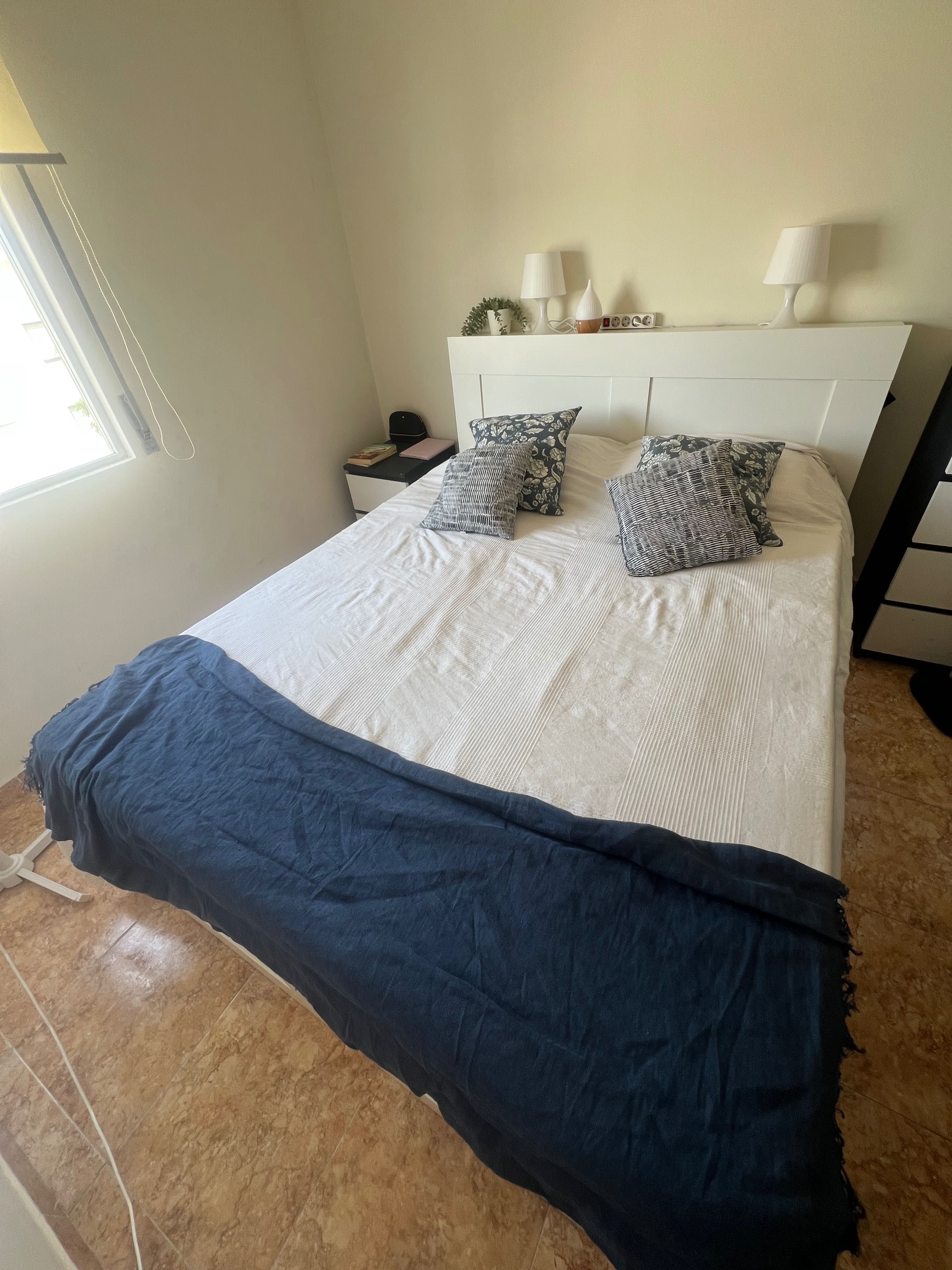 Estrutura de cama em ótimo estado