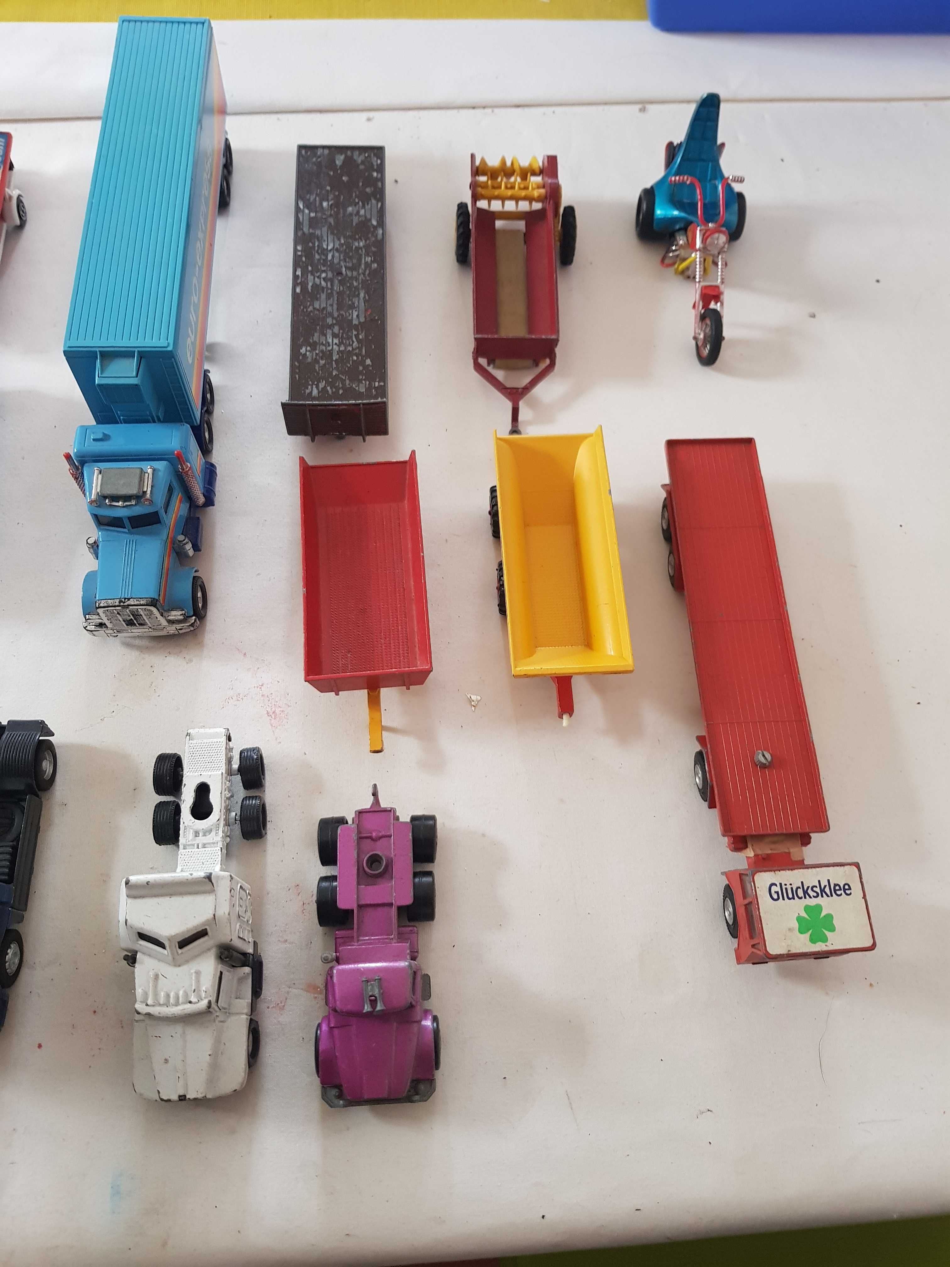 Camiões e navios das marcas Matchbox, Majorette, Corgi e Maisto