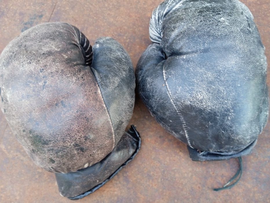 Перчатки две пары