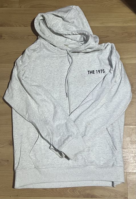 сірий худі.