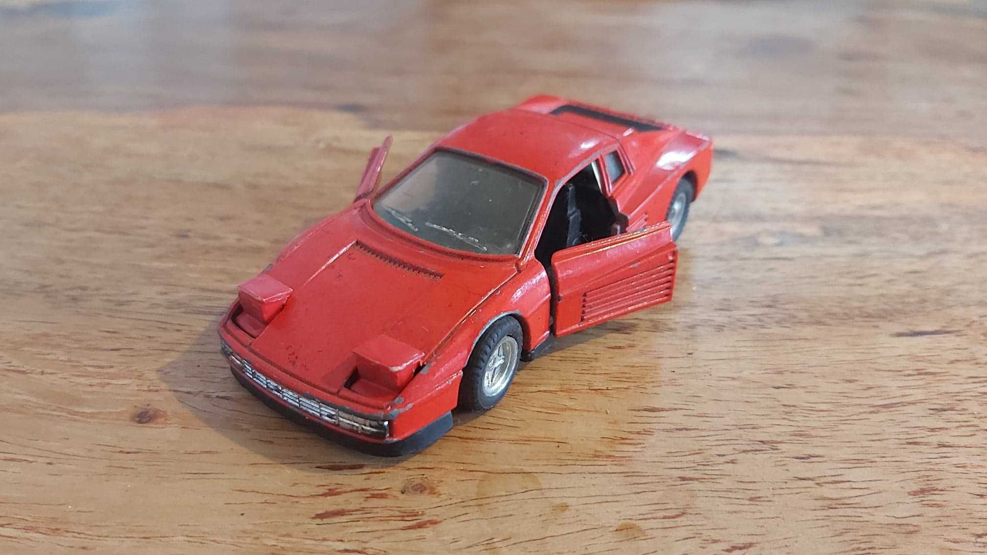 Samochód metalowy FERRARI 512TR TESTAROSSA skala 1/39. Rok 1984 !