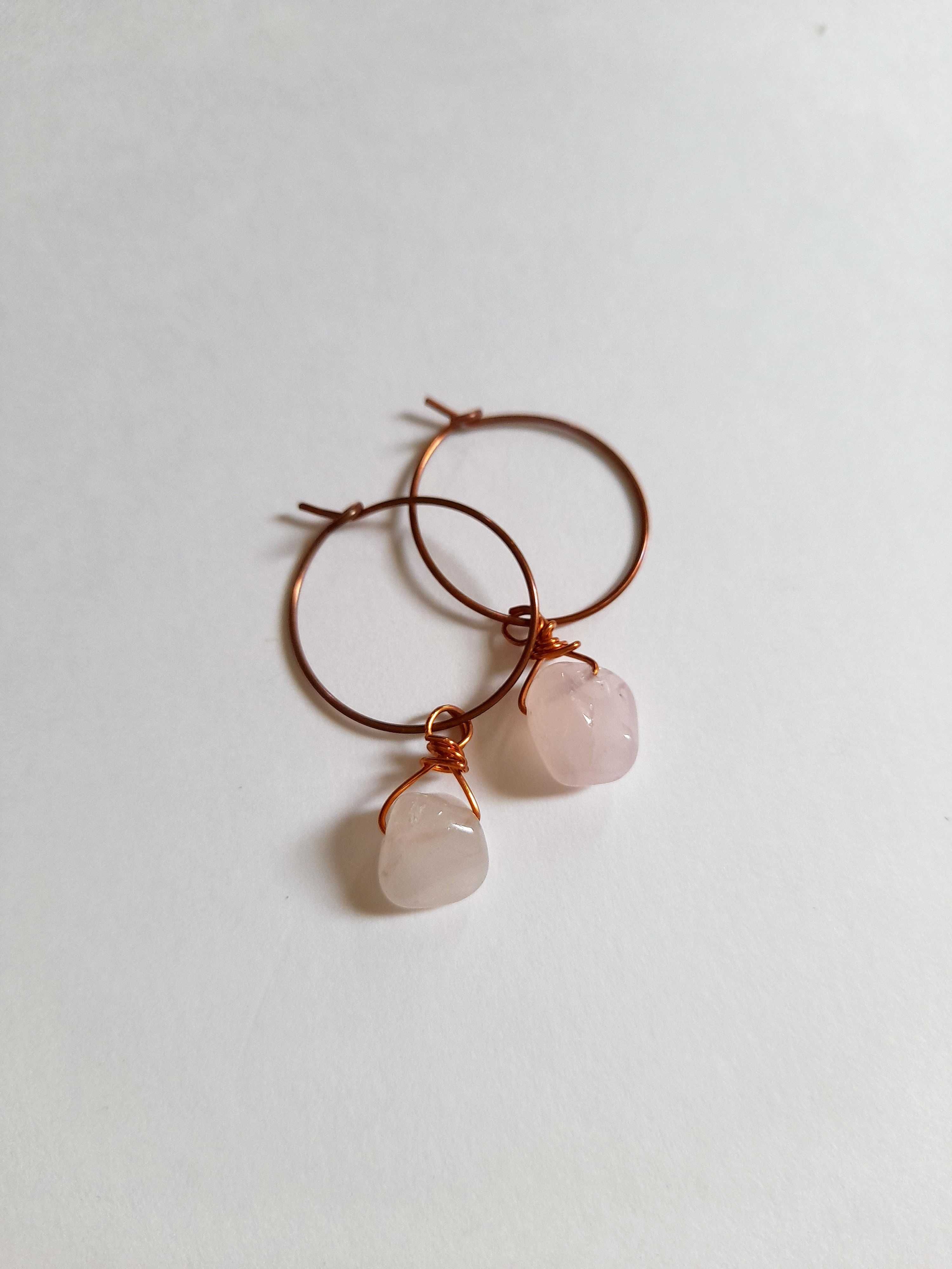 Brincos de argola com pedra semipreciosa quartzo rosa