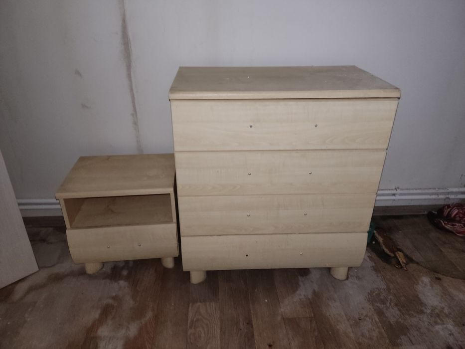 Комод і тумбочка прикроватна