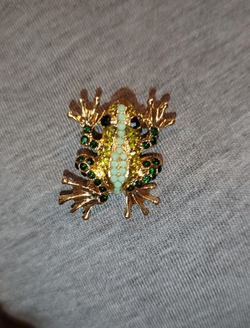 Broszka żabka z cyrkoniami zielonymi