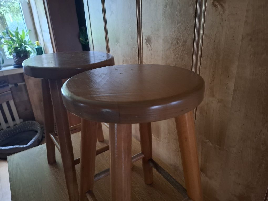 Stół laminowany i dwa taborety z litego drewna bukowego