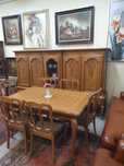 Stylowy komplet drewnianych mebli do salonu w stylu Ludwika