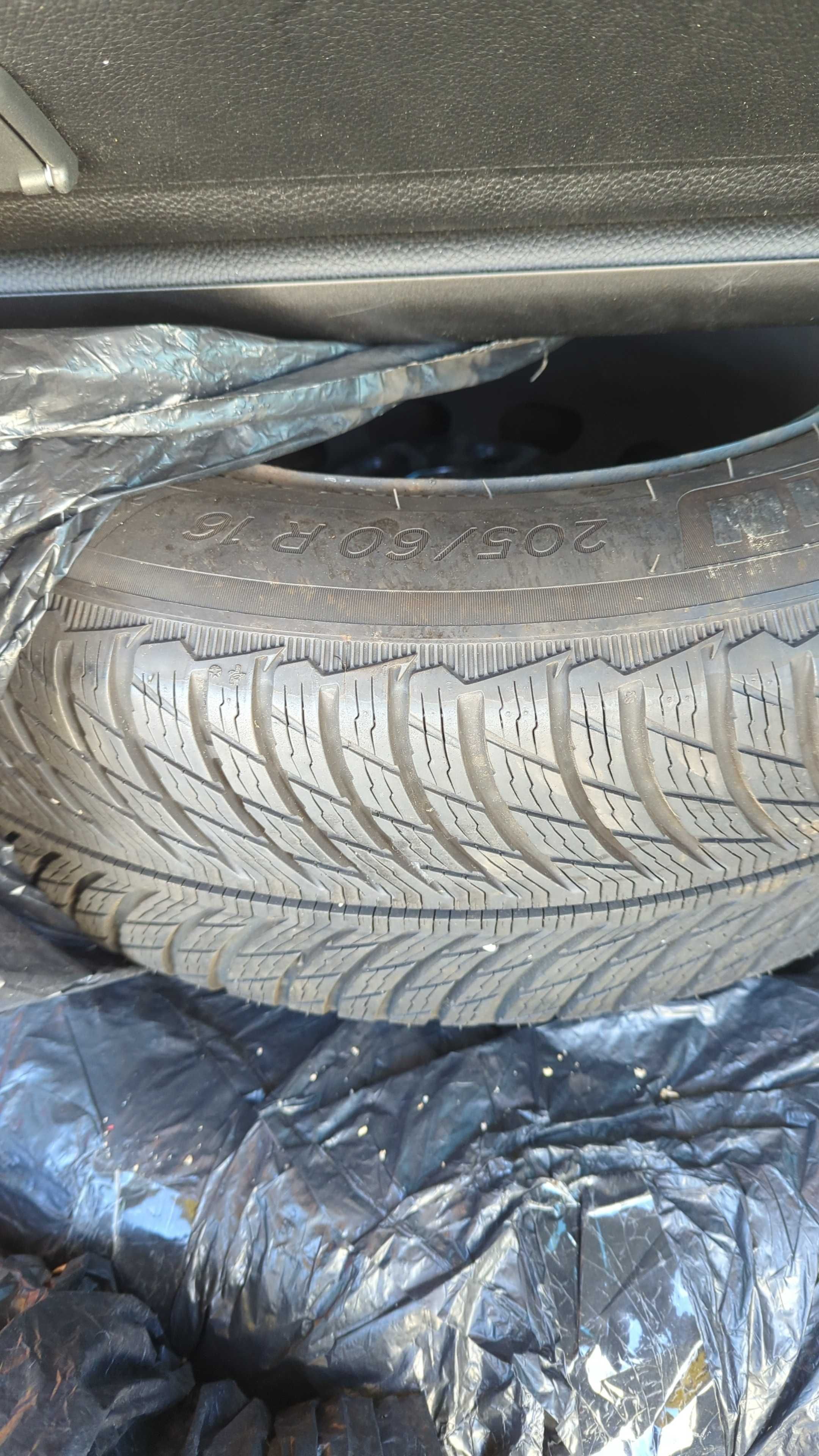 4 jantes & pneus Michelin Pilot Alpin 5 205/60 R16